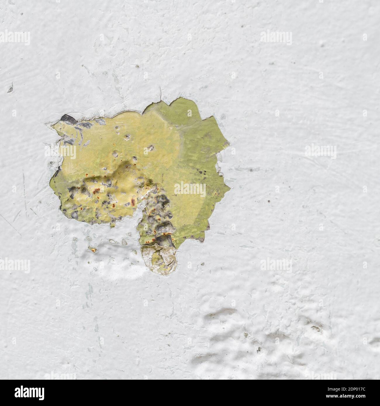 Grumeaux épais-peinture sur ferronnerie plus de structure. Métaphore vu des jours meilleurs, mauvais travail, travail de mauvaise qualité, la peinture de la fissuration. Banque D'Images