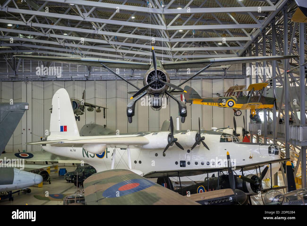 Court bateau volant Sunderland et Westland Lysander au Musée impérial de la guerre de Duxford, Cambridgeshire, Royaume-Uni Banque D'Images