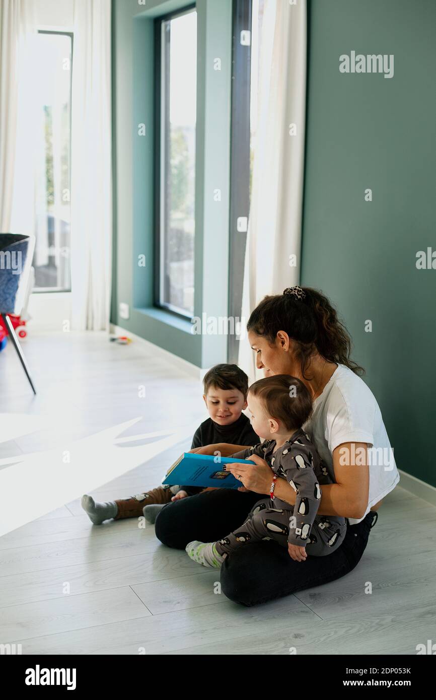 Mère avec des fils à la maison Banque D'Images