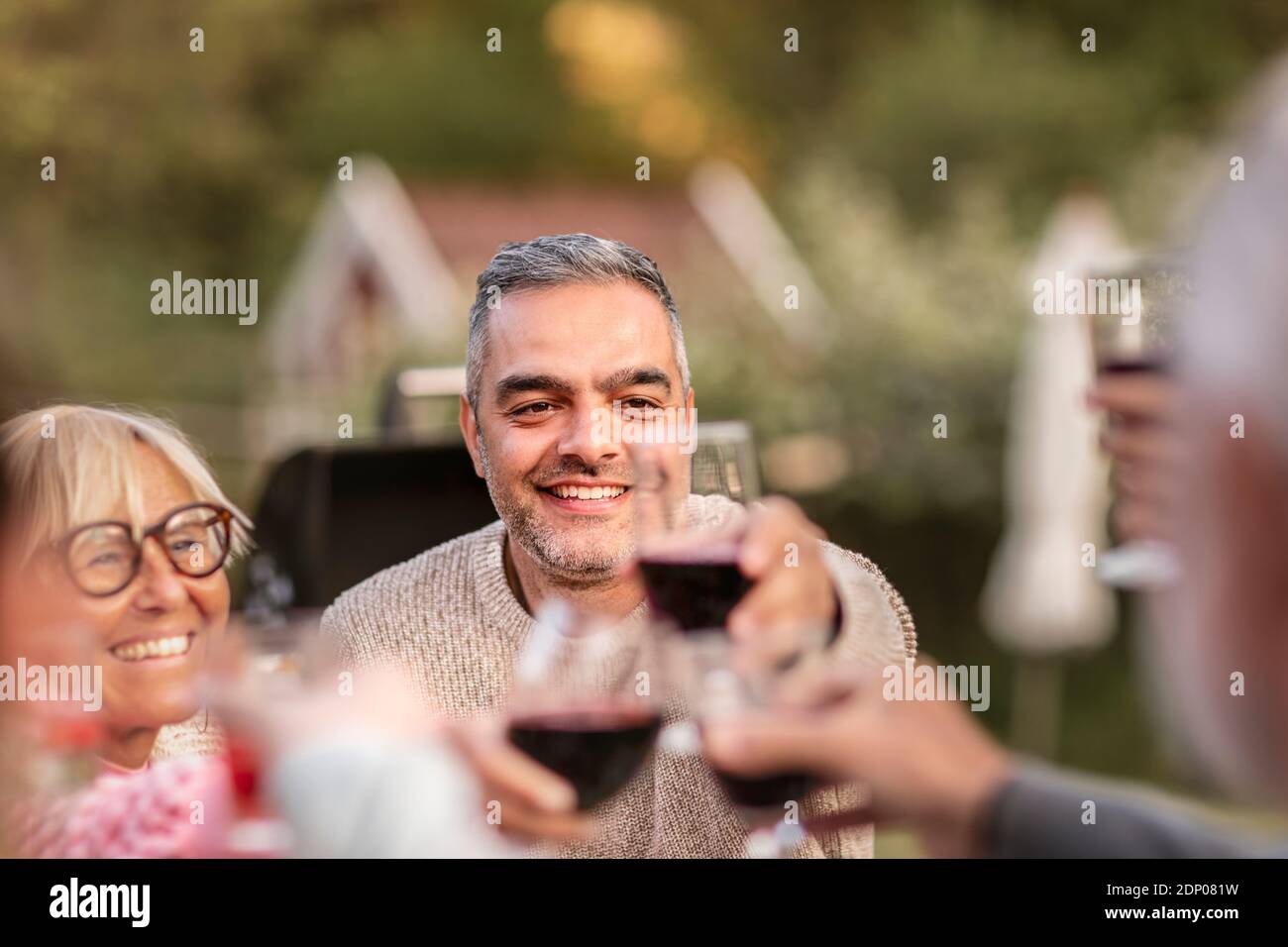 Un homme souriant toasting Banque D'Images