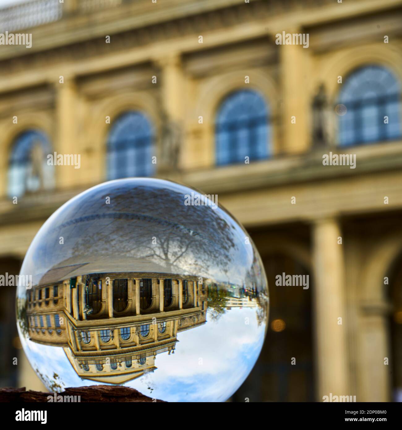 Boule de cristal dans laquelle une image à l'envers d'un bâtiment historique est visible. Banque D'Images
