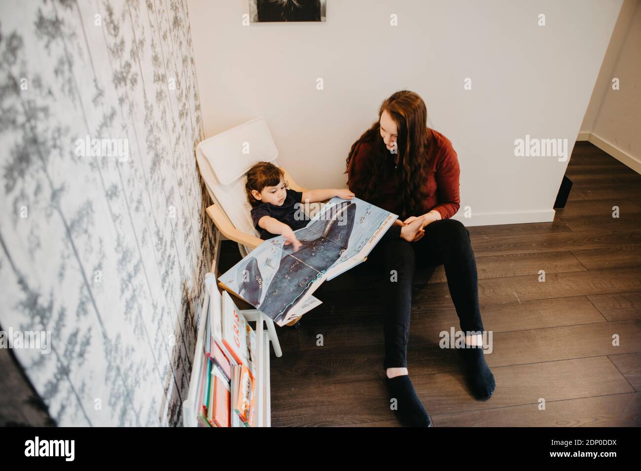 Mère fille avec reading book Banque D'Images