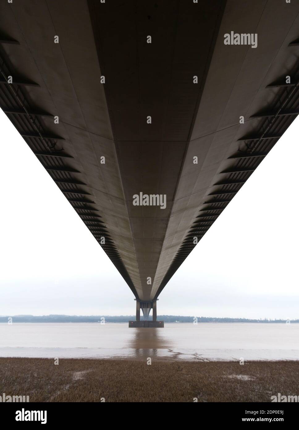 Vue basse sur le pont Humber dans le nord du Lincolnshire et East Riding of Yorkshire England UK un pont suspendu qui ouvert à la circulation routière en 1981 Banque D'Images