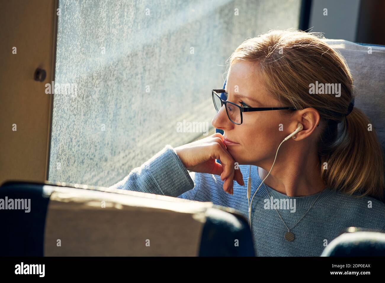 Femme regardant par la fenêtre du train Banque D'Images