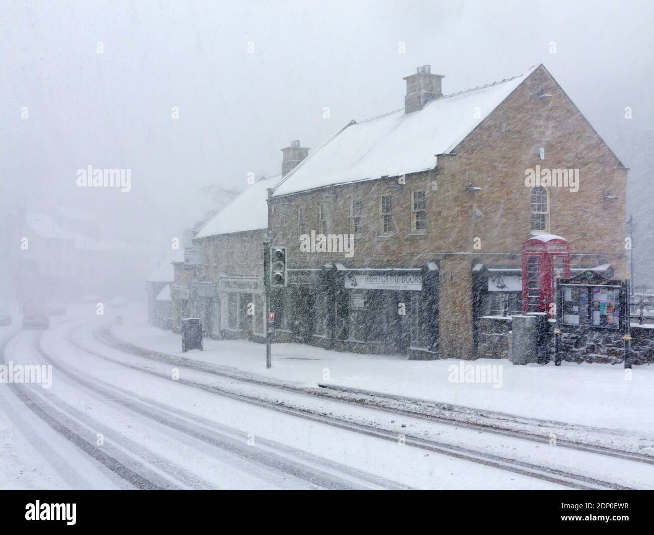 Magasins couverts de neige et route A6 dans le district de Matlock Bath Derbyshire Peak en Angleterre pendant la Bête du blizzard est le 28 février 2018. Banque D'Images