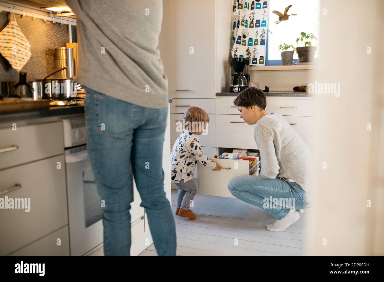 Mère et sa fille dans la cuisine Banque D'Images