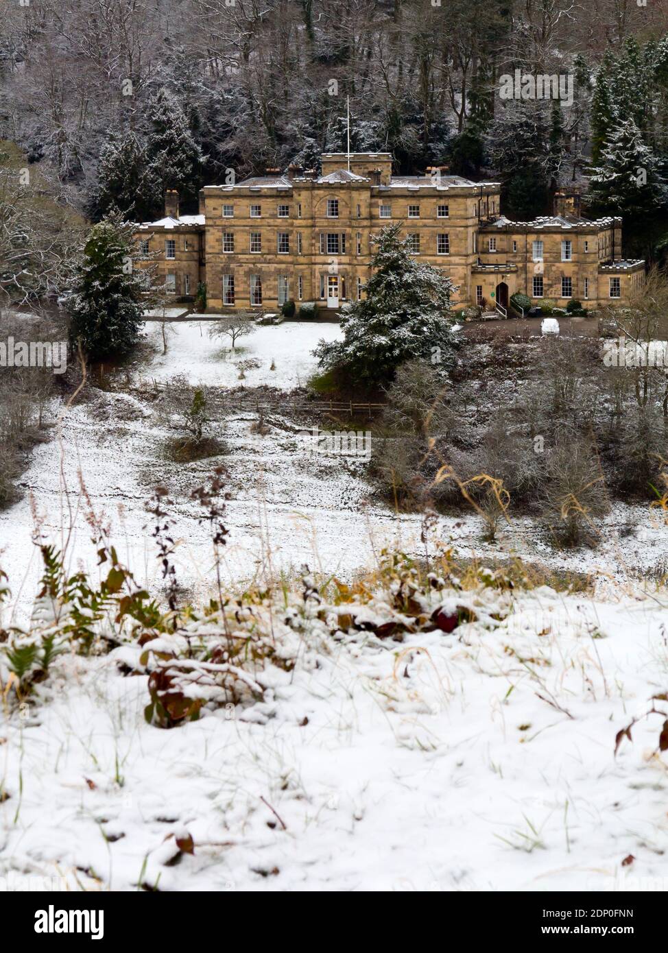 Vue d'hiver avec la neige du château de Willersley à Cromford Derbyshire Peak District Angleterre Royaume-Uni construit pour Sir Richard Arkwright à la fin du XVIIIe siècle. Banque D'Images
