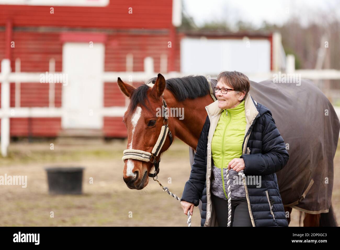 Smiling woman with horse Banque D'Images