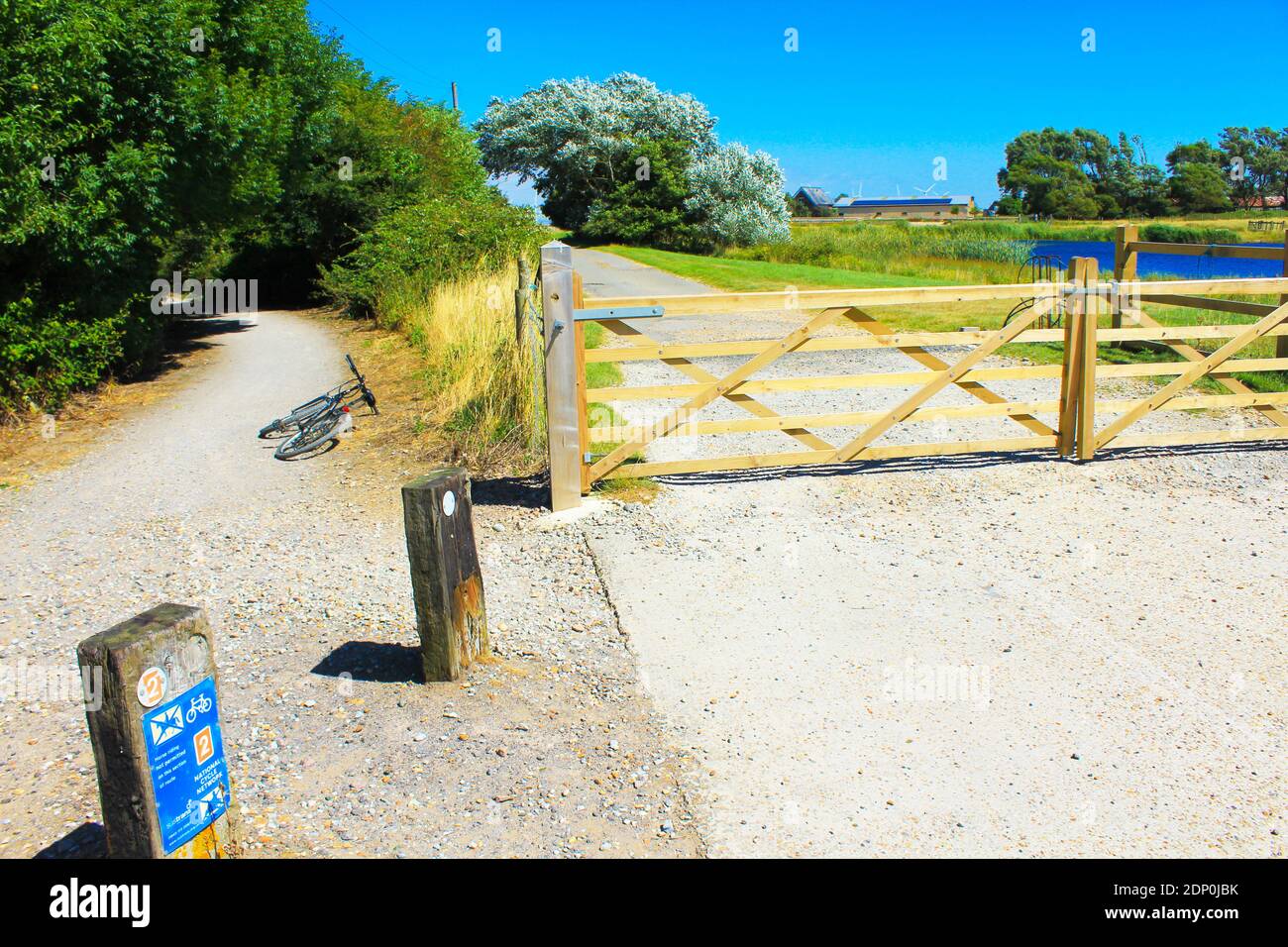 Sentier de la route 2 du réseau national du cycle et route privée de la ferme Sur Romney Marsh près de la ville de Camber sur East Sussex, Angleterre, Royaume-Uni Banque D'Images