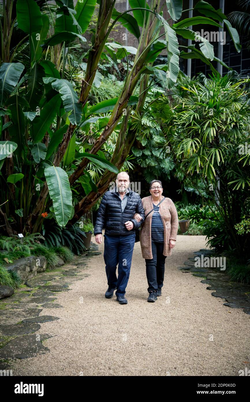 Smiling couple walking together Banque D'Images