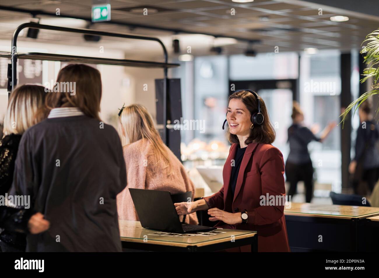 Femme souriante travaillant à la réception Banque D'Images