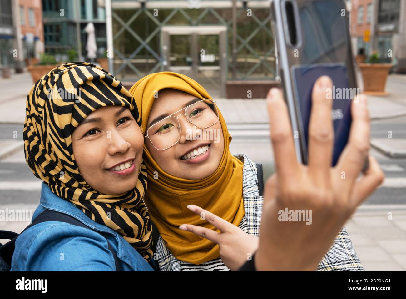 Amis féminins prenant selfies Banque D'Images