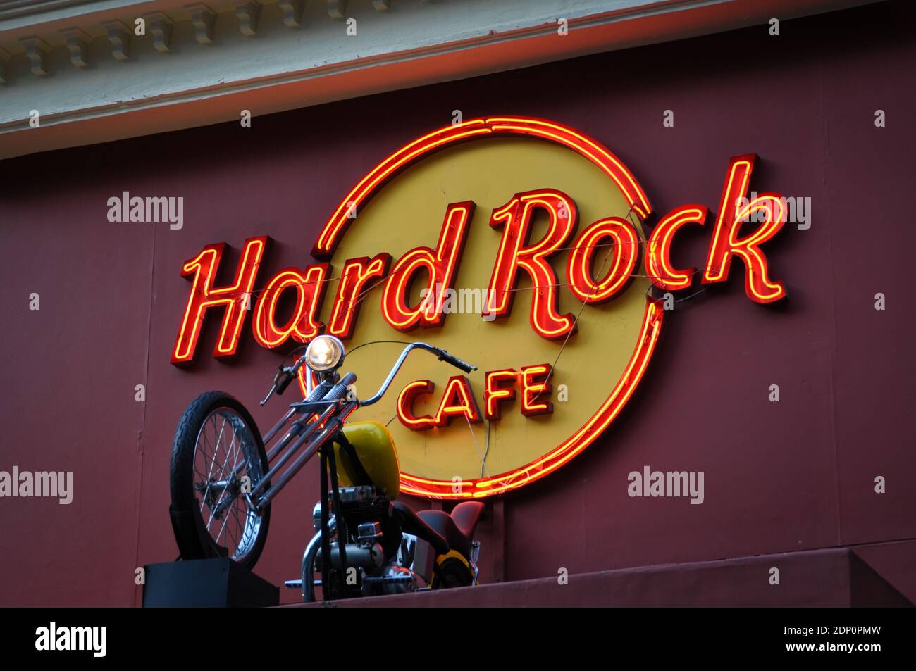 KUALA LUMPUR, MALAISIE - 7 OCTOBRE 2012 : Hard Rock Cafe et exposition de  motos. Hard Rock Cafe est une chaîne américaine de restaurants à thème  fondée en 1971 Photo Stock - Alamy