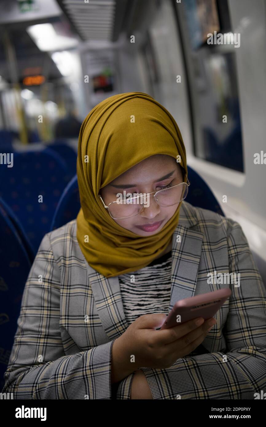 Femme en train utilisant un téléphone cellulaire Banque D'Images