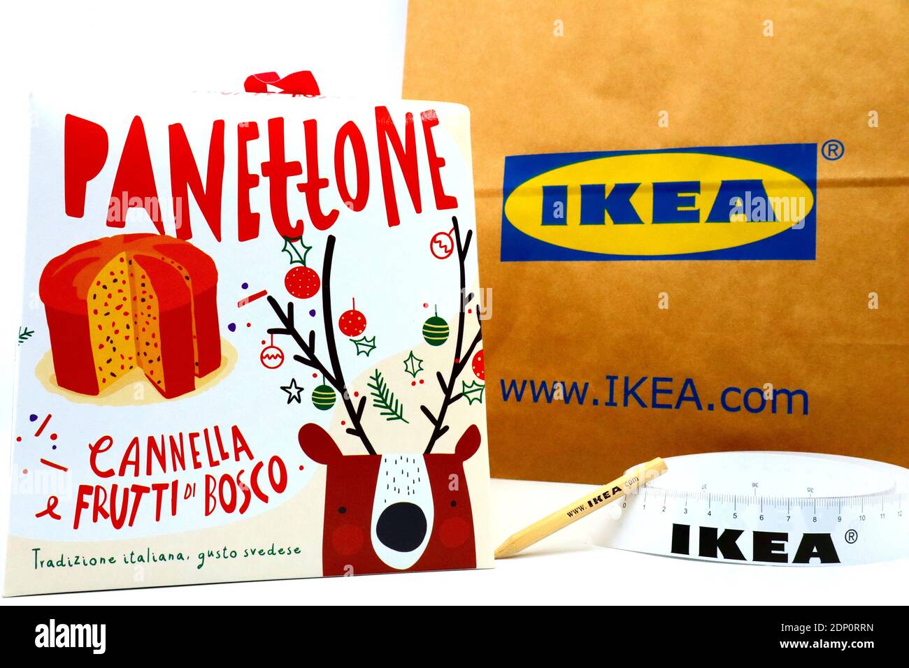 Ikea Panettone Gateau Traditionnel A La Cannelle Et Aux Baies Ikea Est Le Plus Grand Detaillant De Meubles Au Monde Et Vend Des Meubles Prets A Assembler Photo Stock Alamy