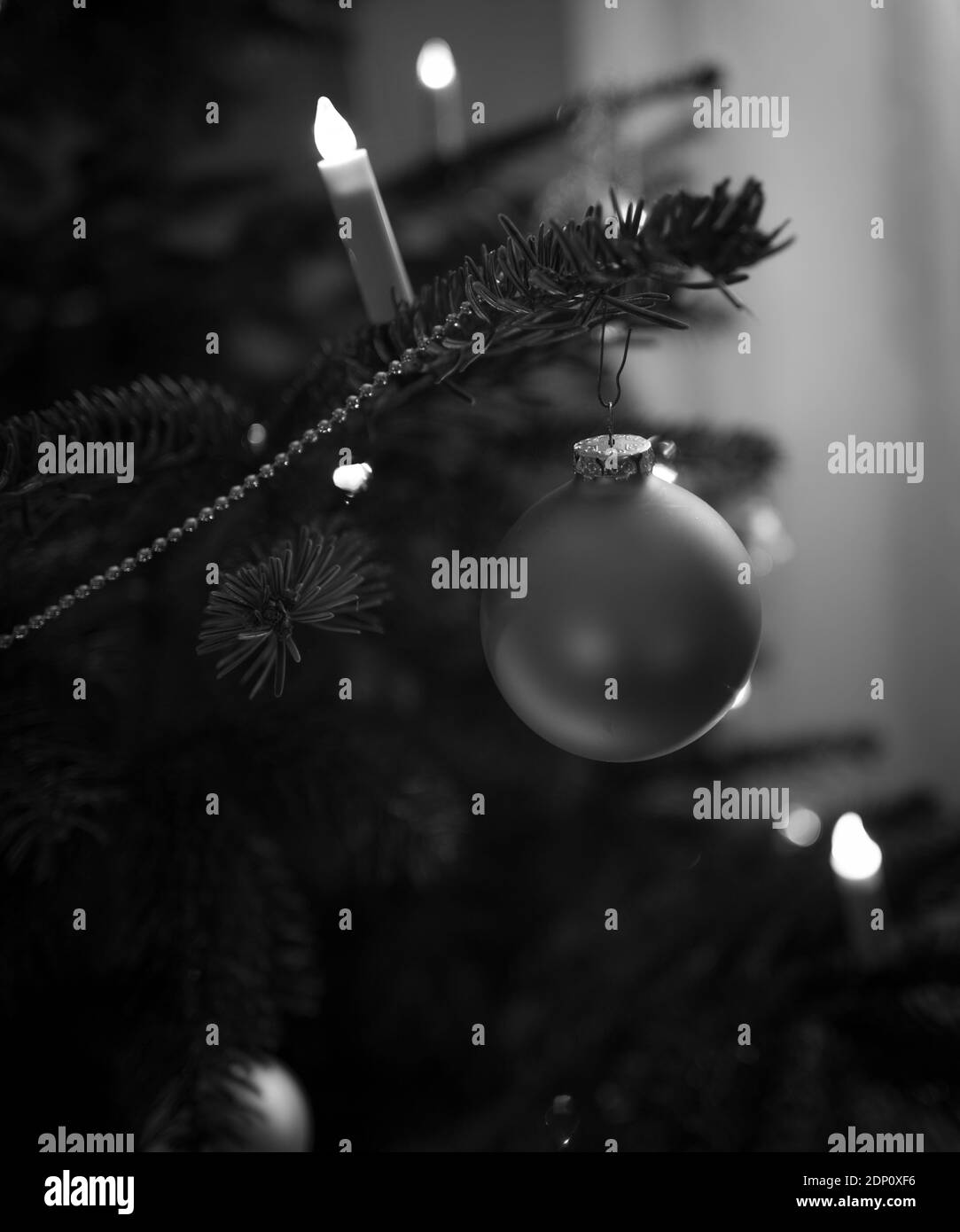 sur un arbre de noël est suspendu une boule d'arbre de noël comme une décoration Banque D'Images