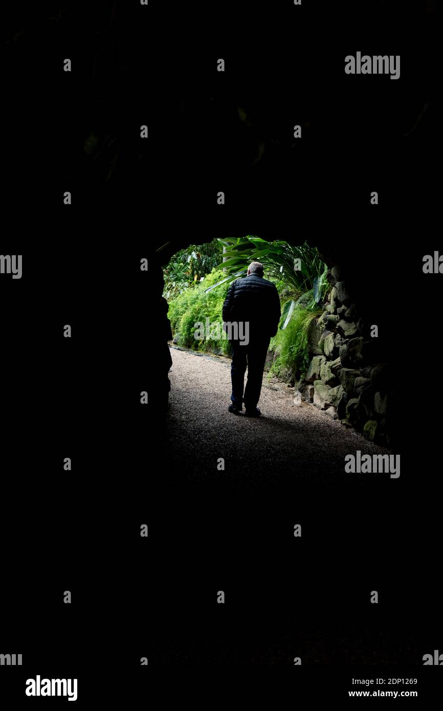 Man Walking through tunnel Banque D'Images