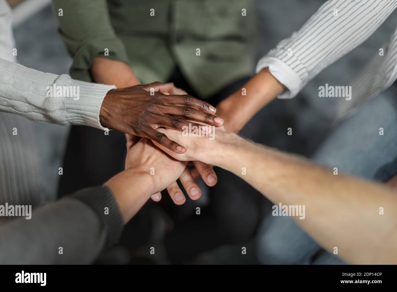 Gros plan d'un groupe de personnes méconnues qui se joignent à leurs mains ensemble en caucus Banque D'Images
