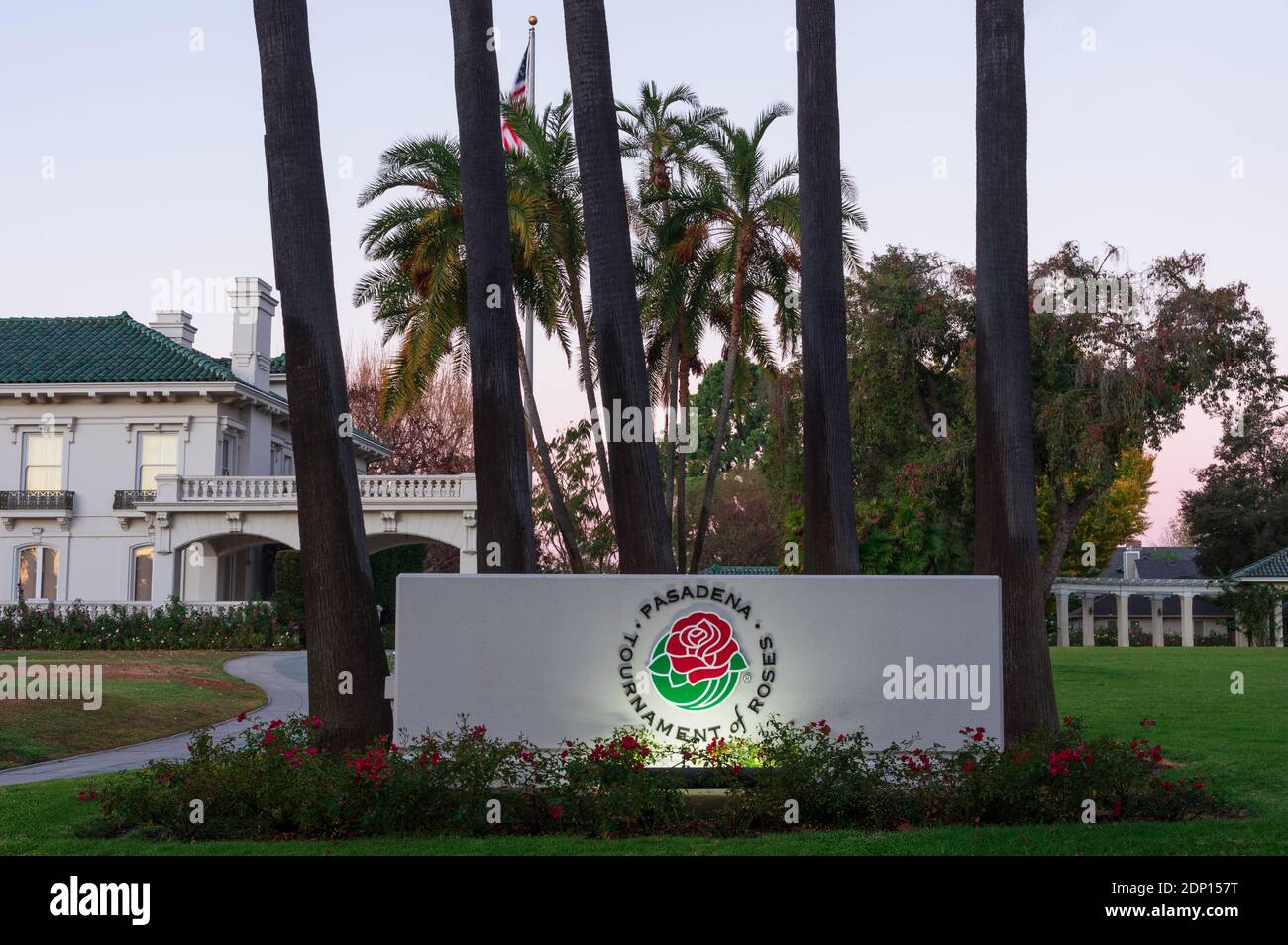 Logo Rose Parade devant le Tournament House, Wrigley Mansion. Montré à Pasadena, Californie. Banque D'Images