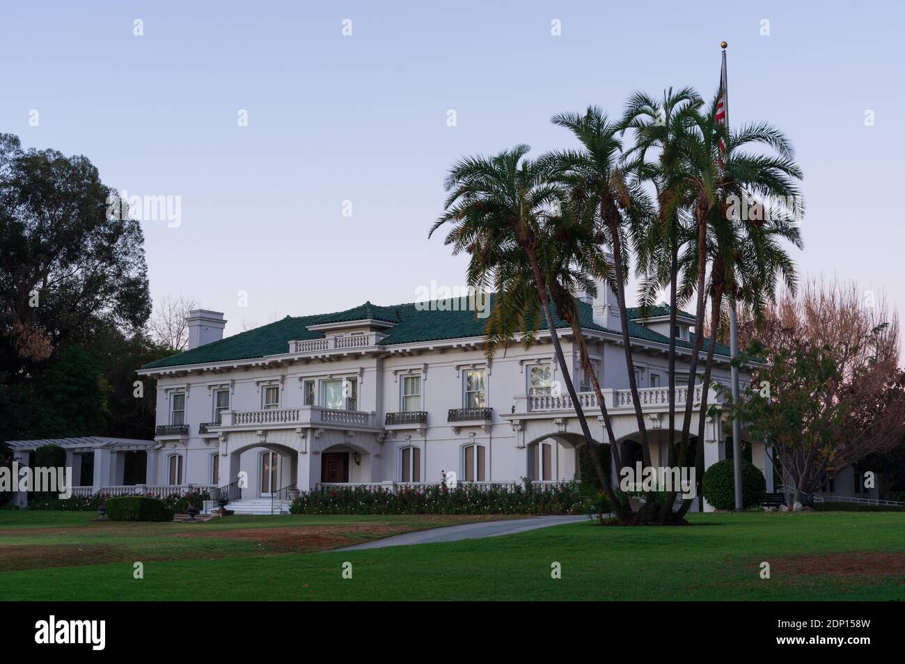 Le monument historique Wrigley Mansion ou Tournament House, siège permanent du Tournoi des Roses, montré à Pasadena. Banque D'Images