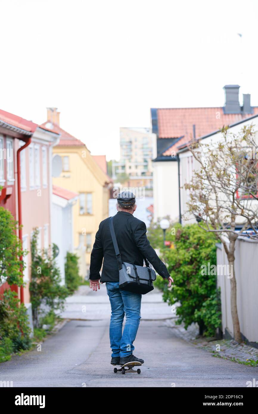 Homme skate dans la rue Banque D'Images