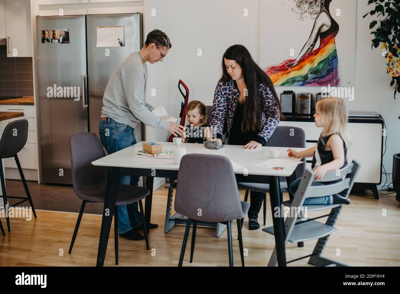 Femmes avec deux filles à la table Banque D'Images