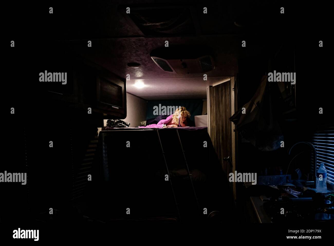 petite fille lisant la nuit sur le dessus de la couchette dans le voyage  camping-car Photo Stock - Alamy