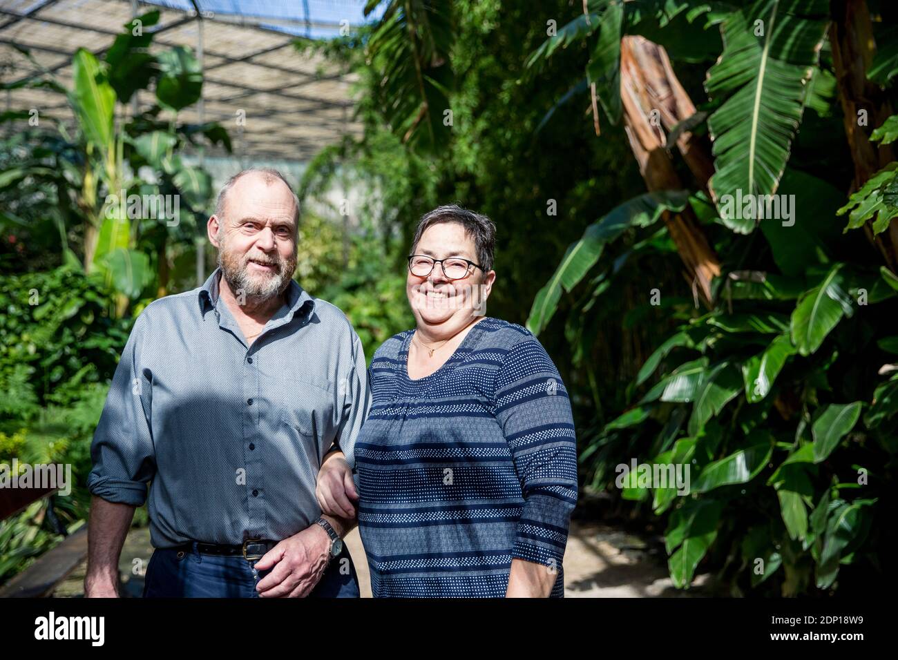 Smiling couple looking at camera Banque D'Images