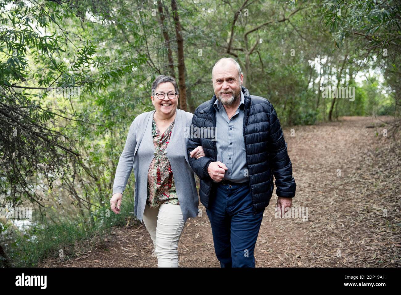 Couple en train de marcher ensemble Banque D'Images