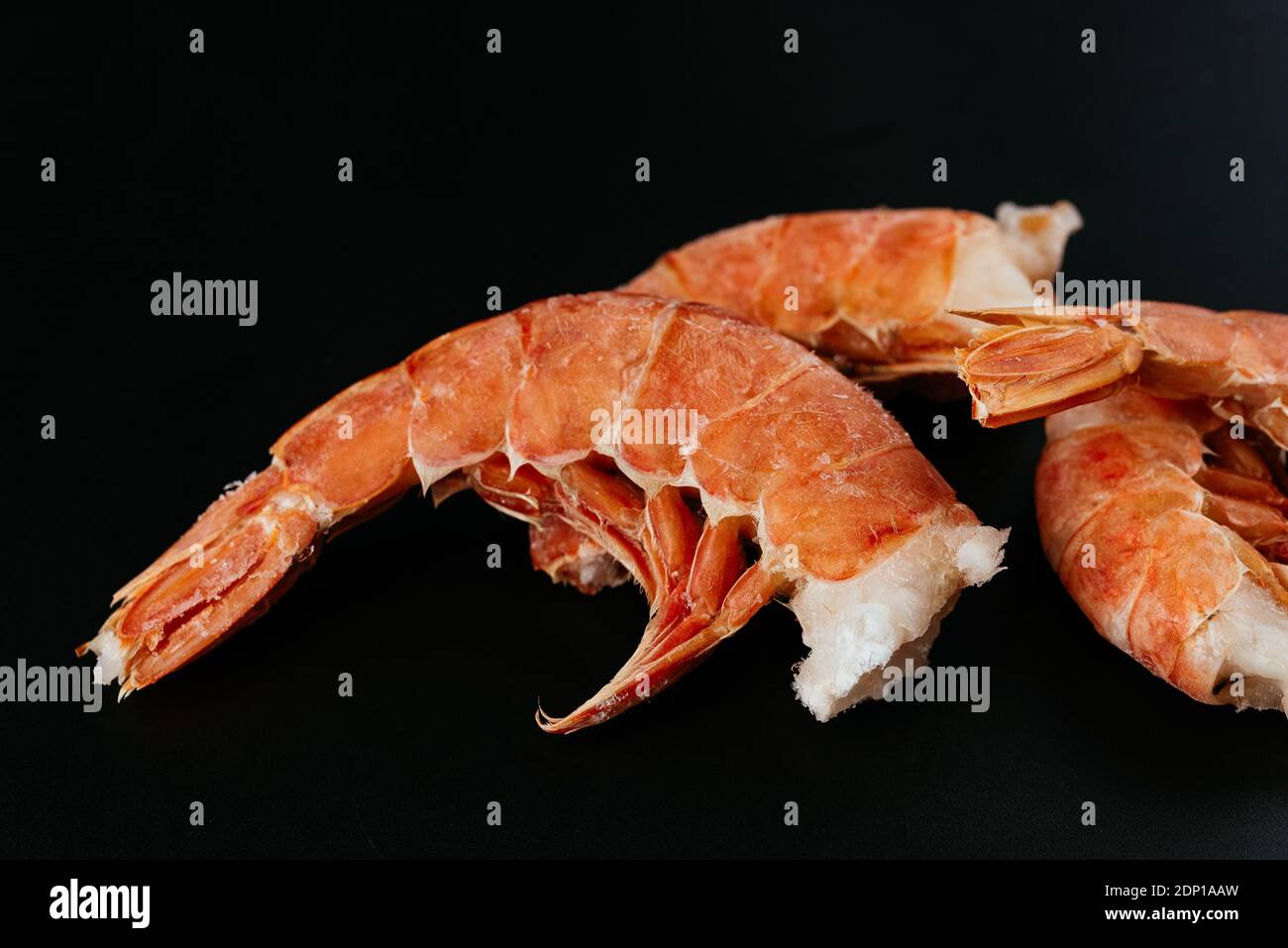 crevettes géantes surgelées sur fond noir Banque D'Images