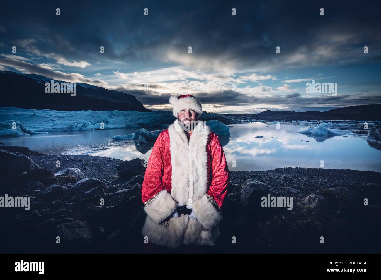 L'Islande, portrait du père Noël debout devant de glacier Banque D'Images