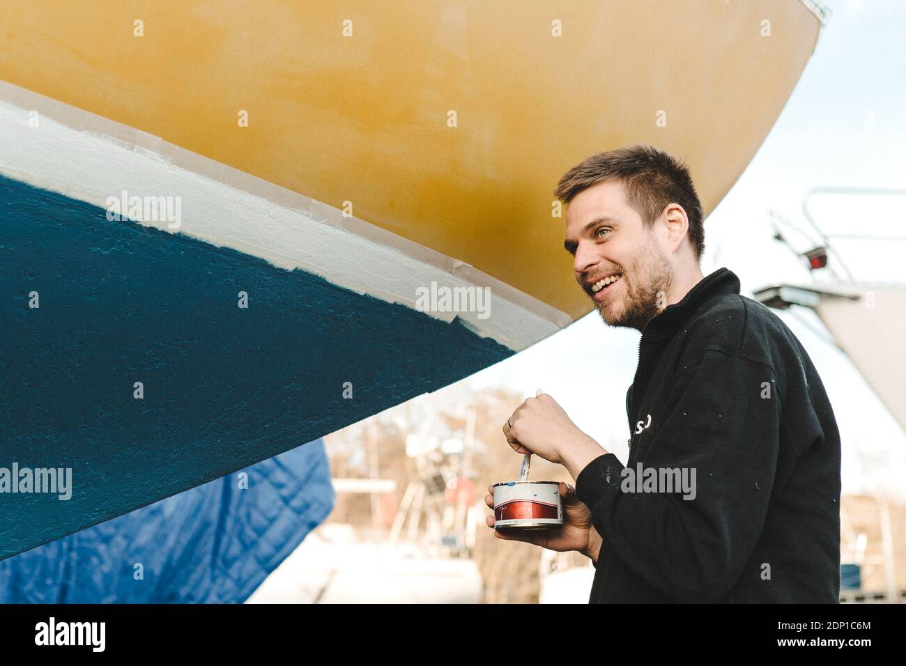 Homme souriant peint bateau Banque D'Images