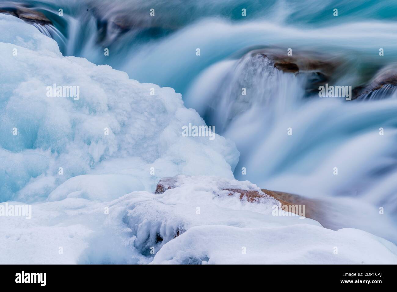 Chutes Athabasca à moitié gelées à Jasper en hiver Banque D'Images