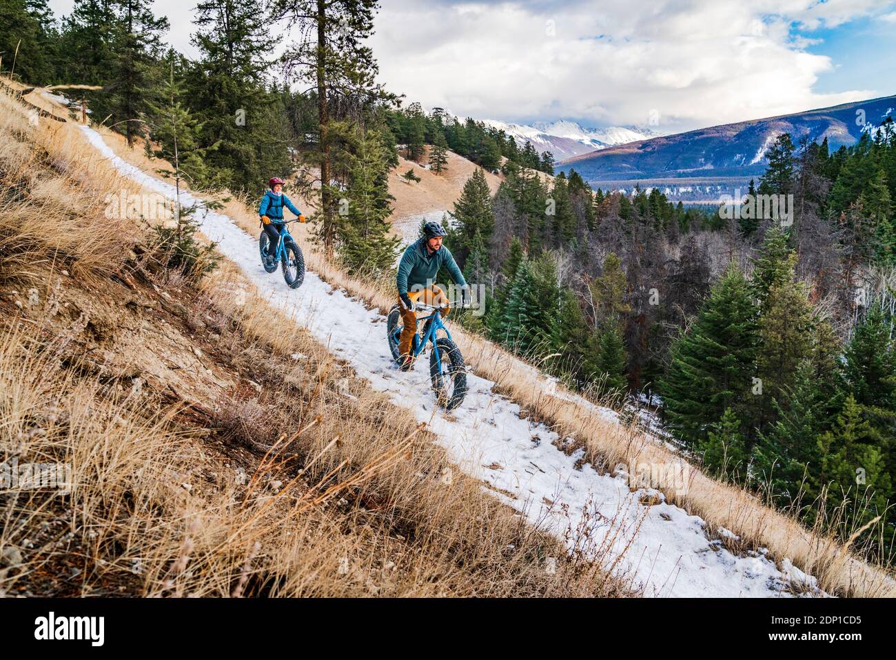 Couple pistes de vélo d'hiver Fat dans le parc national Jasper Banque D'Images