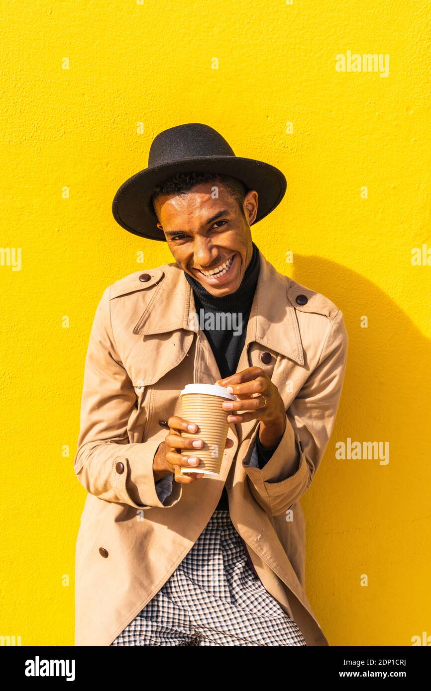 Jeune homme apprécie son café à emporter Banque D'Images