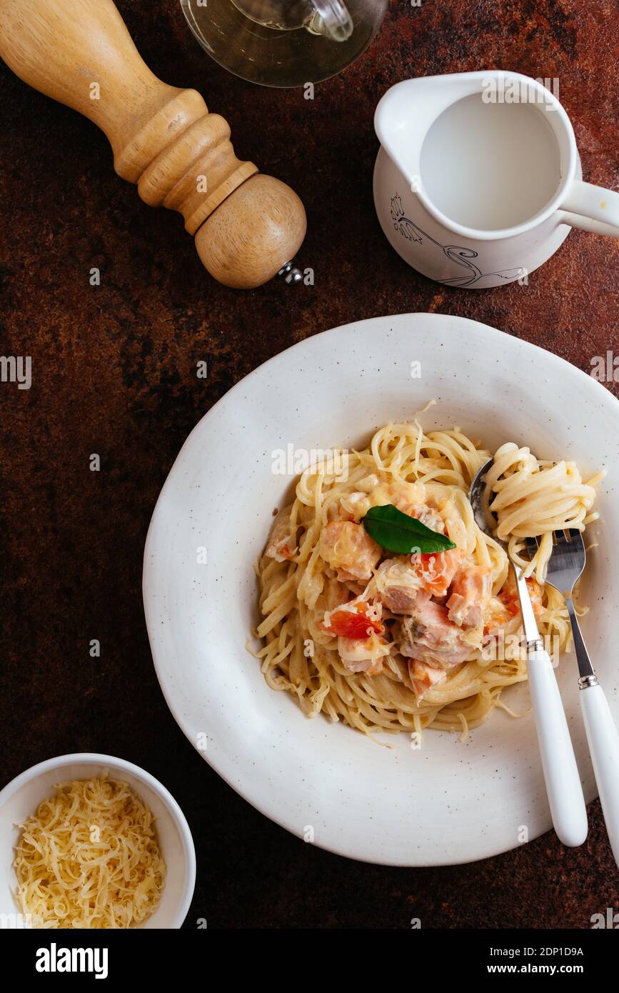 pasta in cream sauce with salmon Banque D'Images