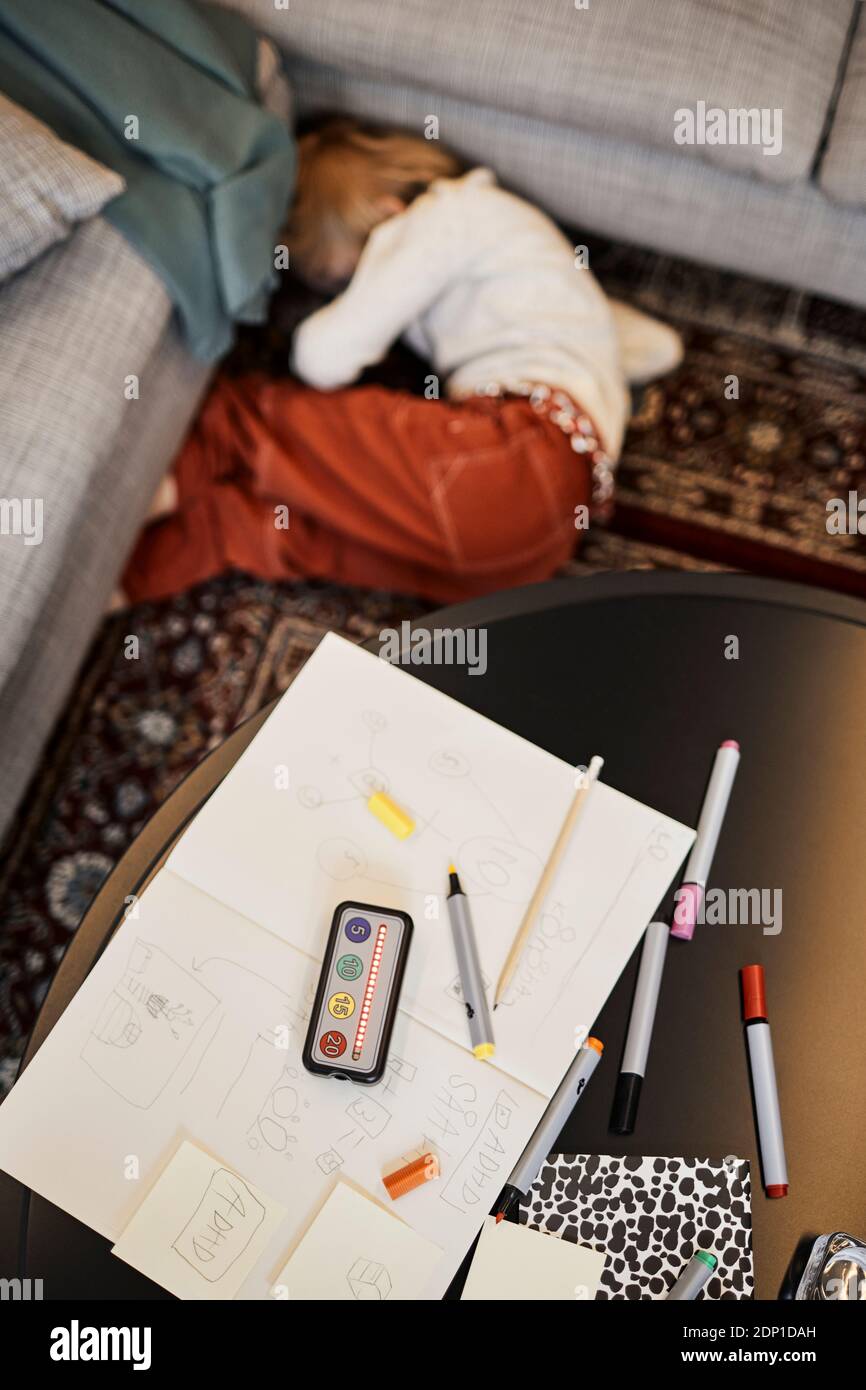 Fille pendant l'ergothérapie couché sur le sol Banque D'Images