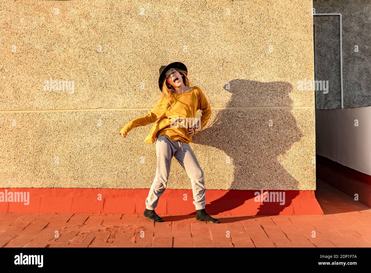 Portrait de jeune fille chante et danse sur la terrasse du toit Banque D'Images