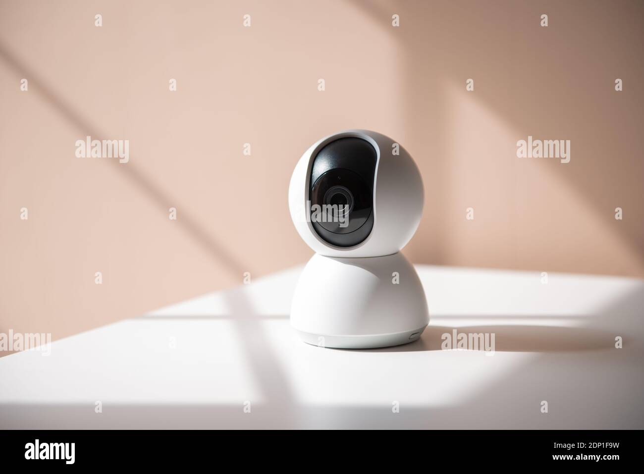 caméra de vidéosurveillance blanche pour surveiller les bébés, les enfants ou les zones de la maison Banque D'Images