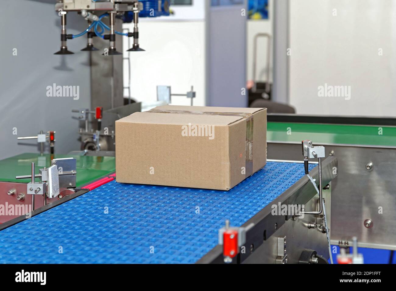 Boîte en carton au système de convoyeur moderne en usine Banque D'Images