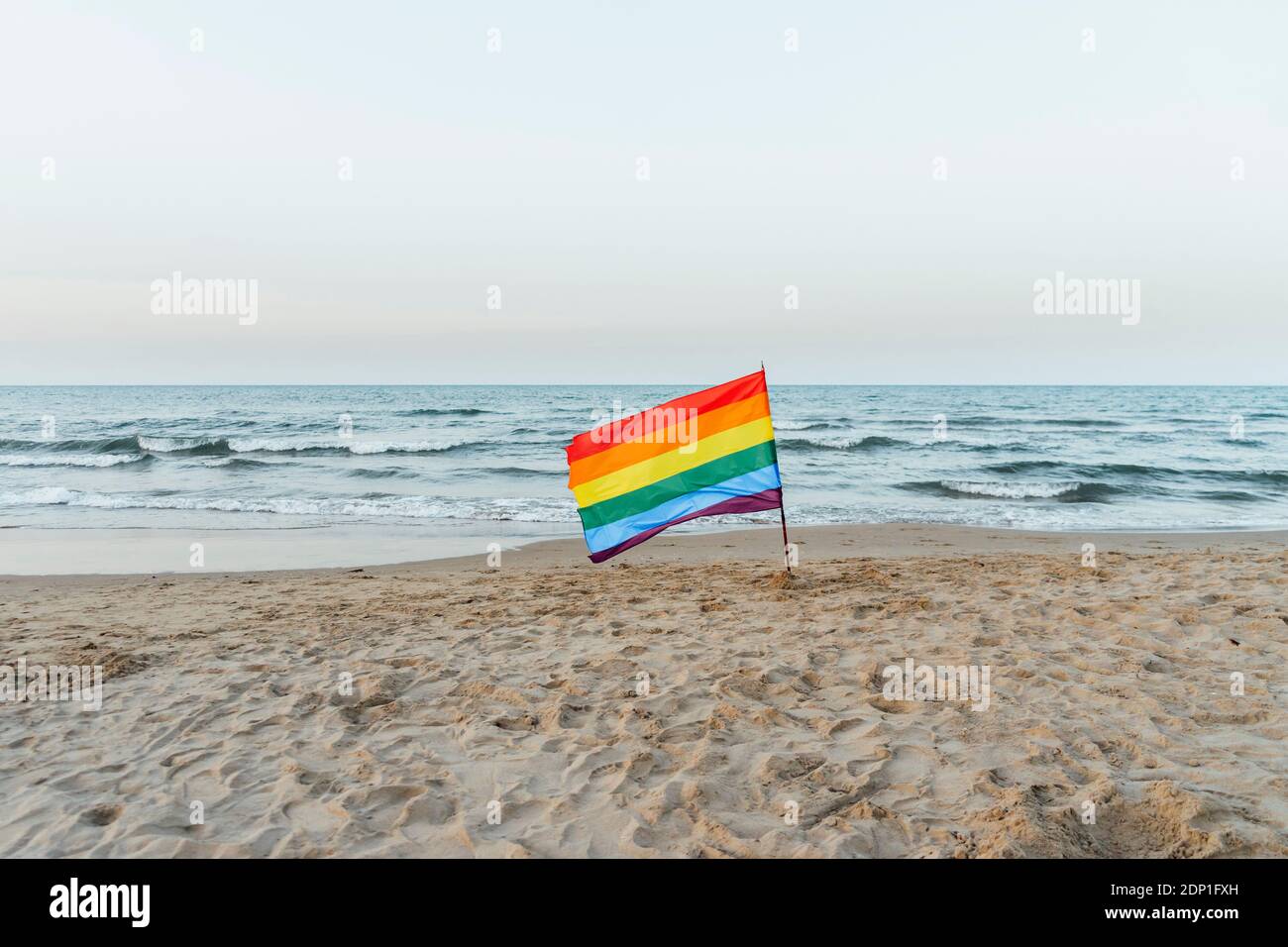 Drapeau de fierté gay sur la plage Banque D'Images