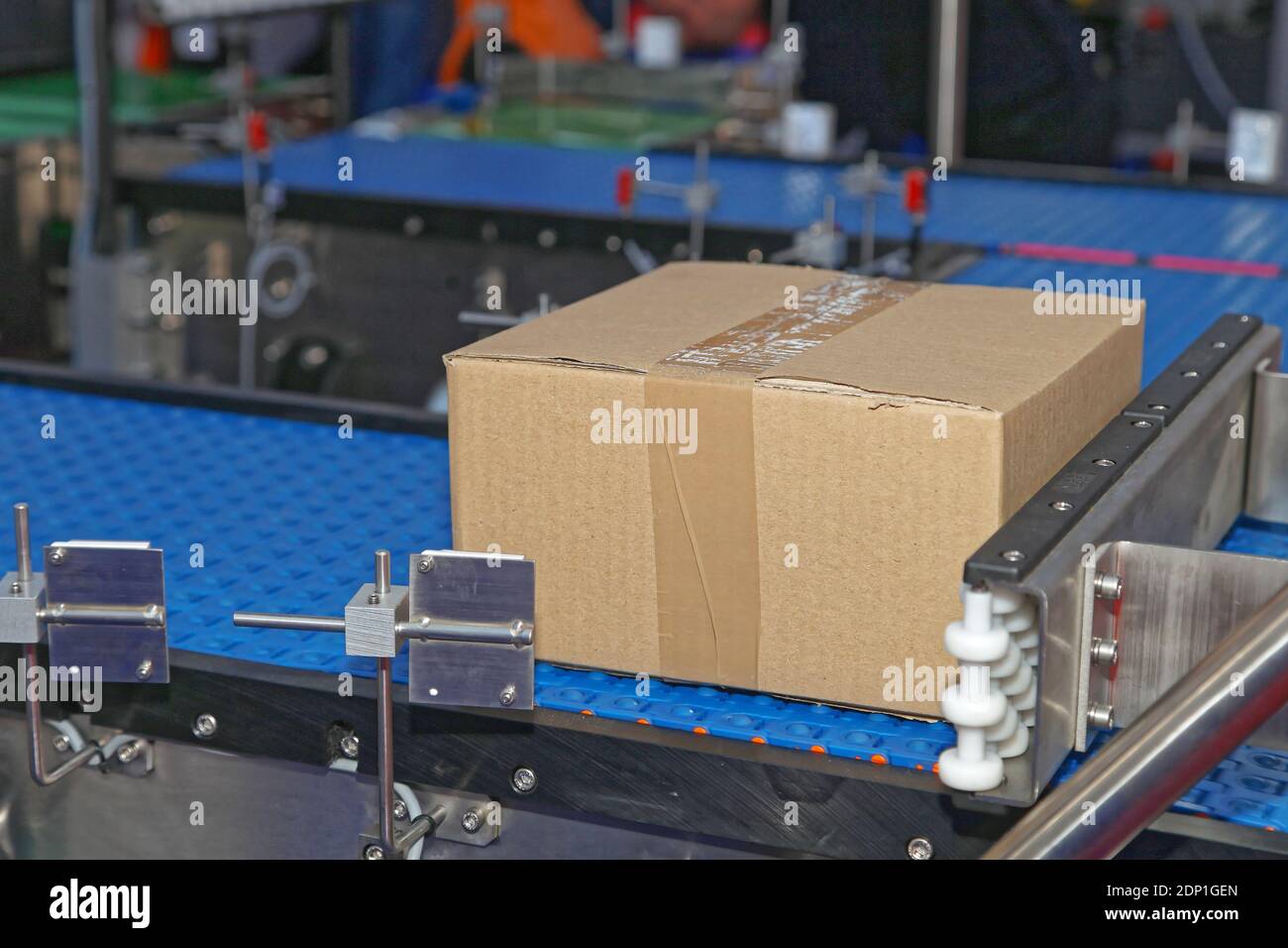 Boîte en carton au système de convoyeur en usine Banque D'Images