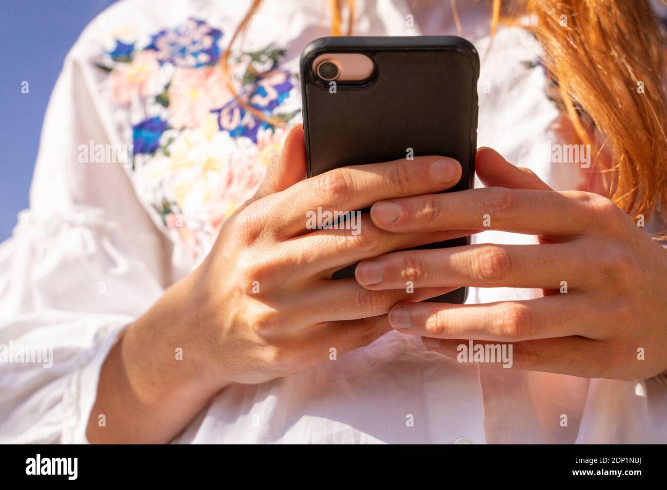 Jeune femme utilisant la messagerie texte par smartphone Banque D'Images