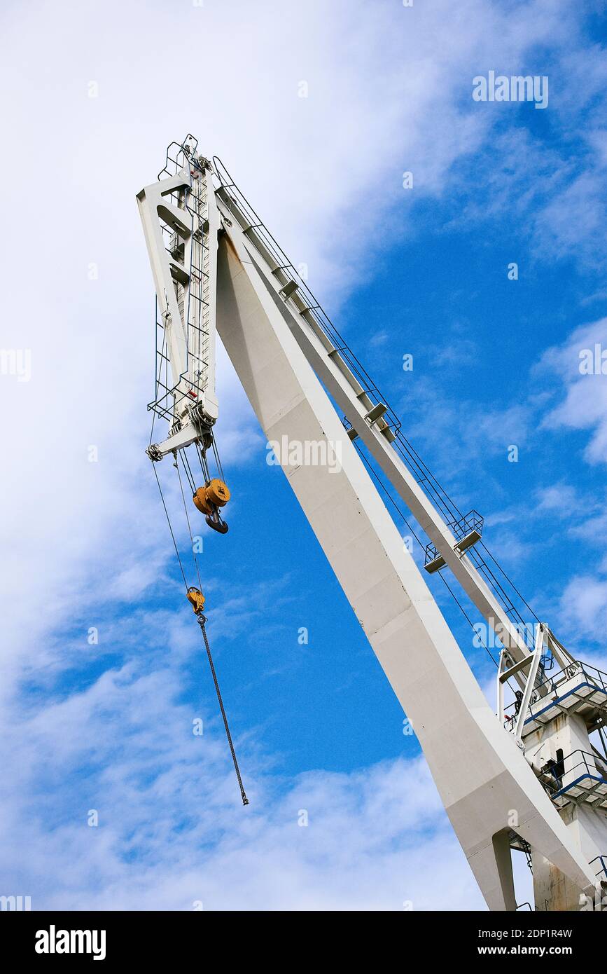 Grues dans le chantier naval sur ciel nuageux Banque D'Images