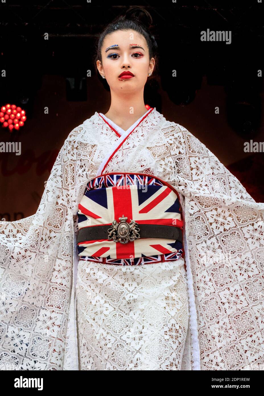 Japonaise féminine à kimono avec British Union Jack, spectacle de costumes de kimono de Go au Japan Matsuri Festival Londres, Royaume-Uni Banque D'Images