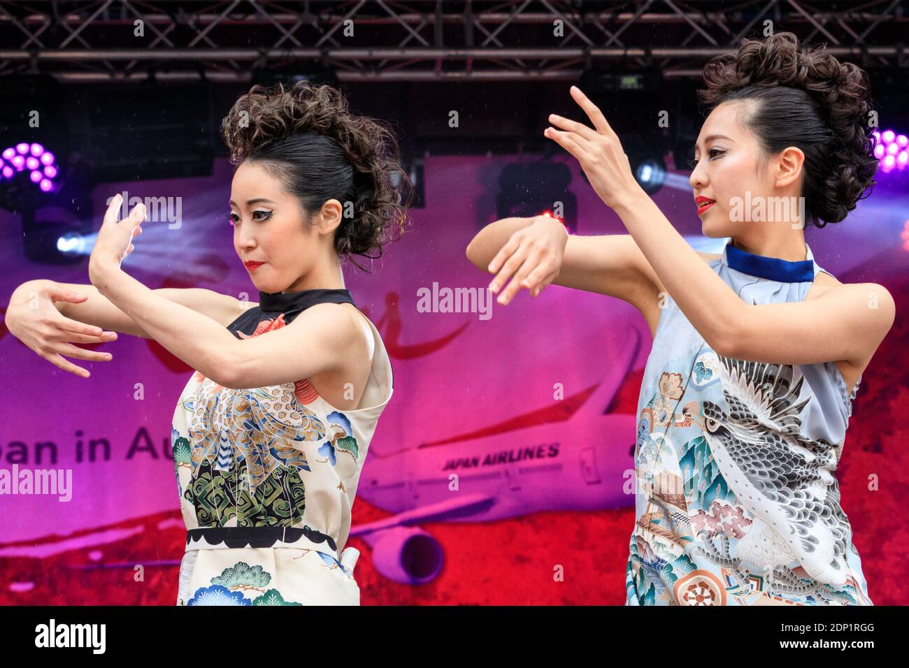 Femmes interprètes, Japan Matsuri Festival avec danse traditionnelle, costumes japonais et spectacles sur Trafalgar Square, Londres, Royaume-Uni Banque D'Images