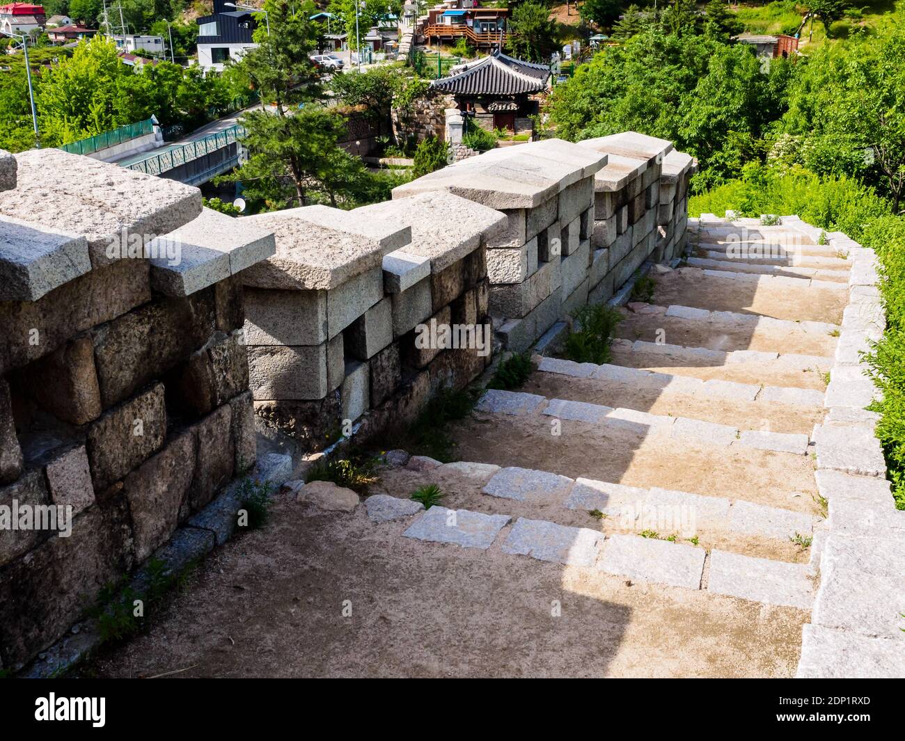 Le mur de la ville de Séoul, ancien mur de pierre entouré historique, Séoul, Corée du Sud Banque D'Images