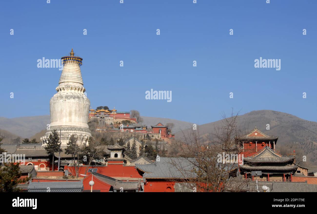Wutaishan, province du Shanxi en Chine. Vue sur le temple de Tayuan et la Grande Pagode blanche (Dabaita) avec Pusading (Sommet de Bodhisattva) derrière. Banque D'Images