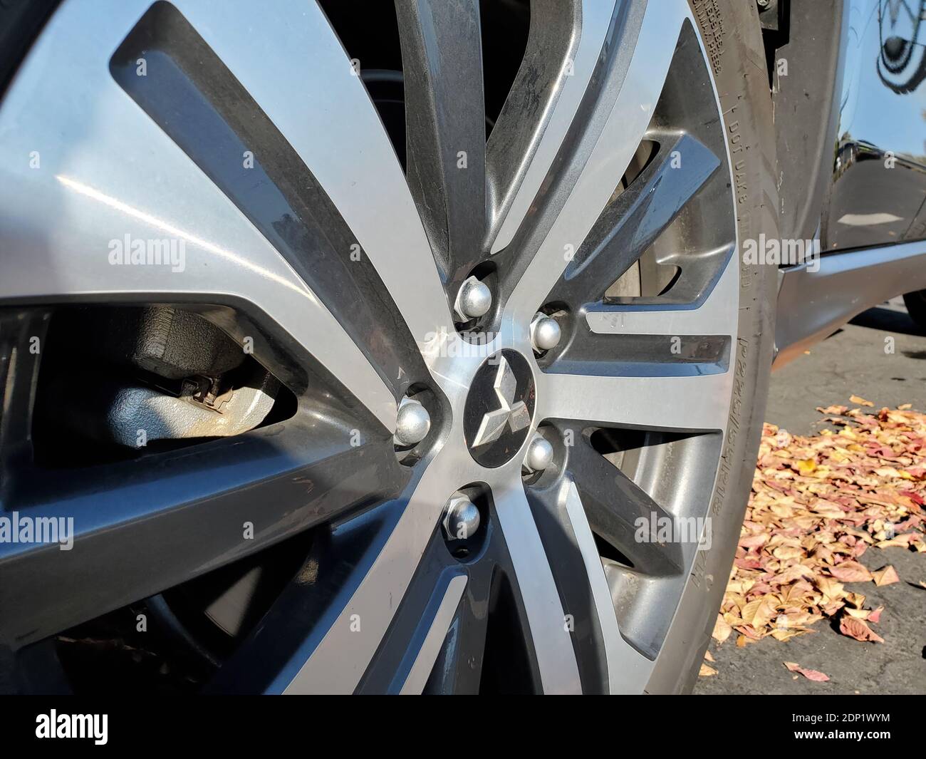 Gros plan d'une roue de voiture portant le logo de la société Mitsubishi Motors à Walnut Creek, Californie, le 28 novembre 2020. () Banque D'Images