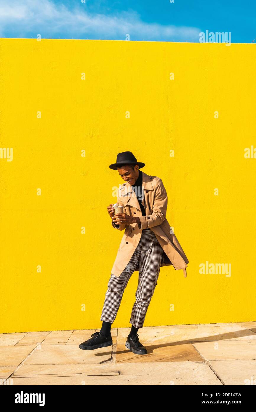 Jeune homme apprécie son café à emporter Banque D'Images